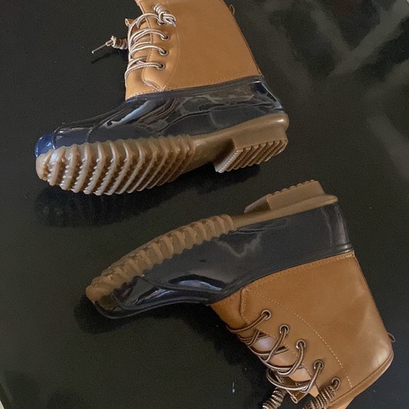 NEW DUCK BOOTS SZ 8 VEGAN LEATHER AND RUBBER SOLES W/ PLAID FLANNEL LINING - Picture 2 of 8